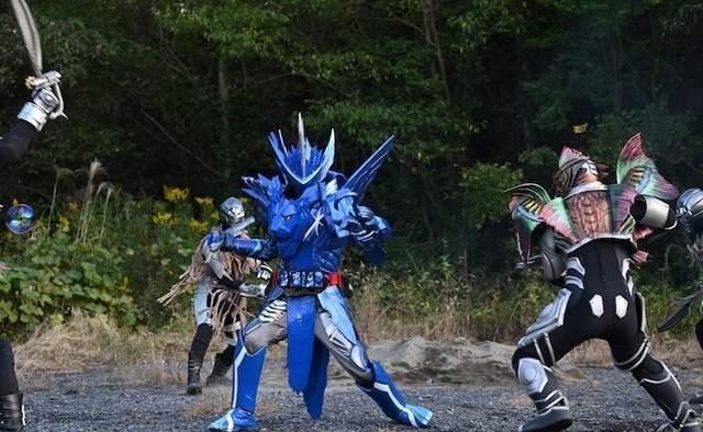 讲武|假面骑士圣刃剧场版追加图透 仁叔:令和年轻人不讲武德玩群殴