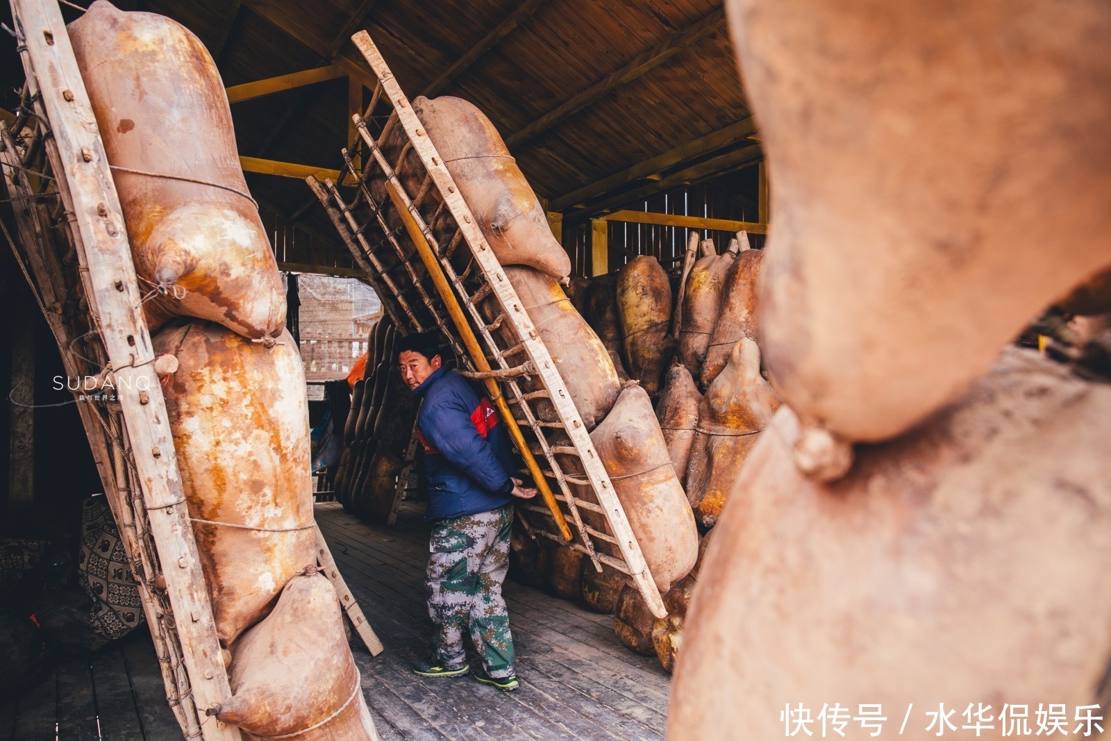 用动物的皮制作“船”，这个有千年历史的筏子，游客称“残忍”