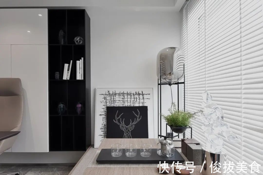 优雅|180㎡现代简约，卫生间用玻璃墙？设计太大胆！是否有点奔放？