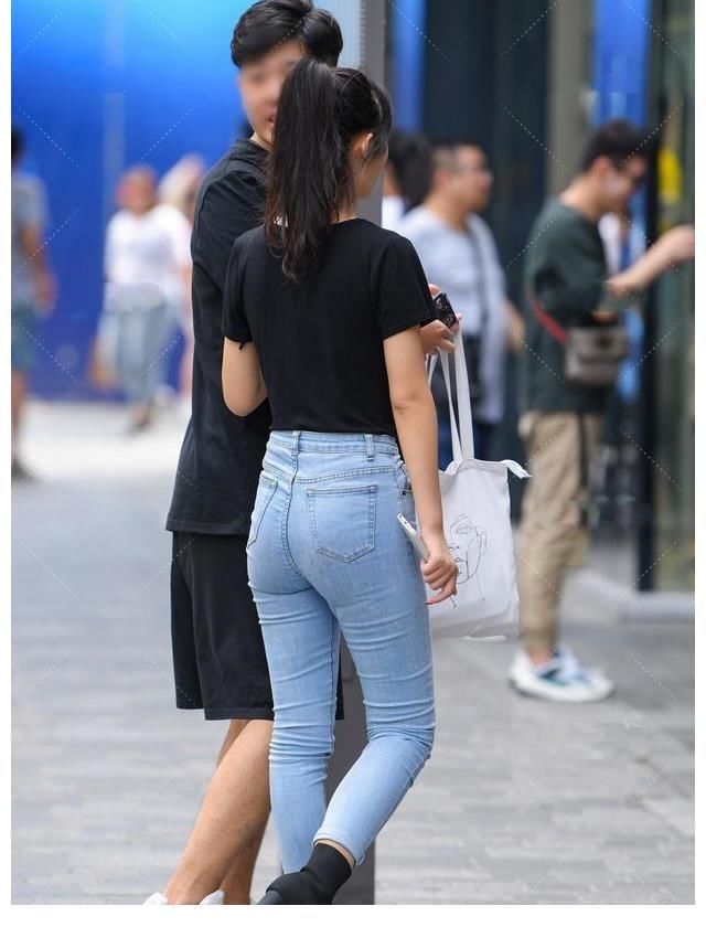 装扮 魅力动人的瑜伽裤装扮很有时尚感，轻盈舒适又优雅，简单大气