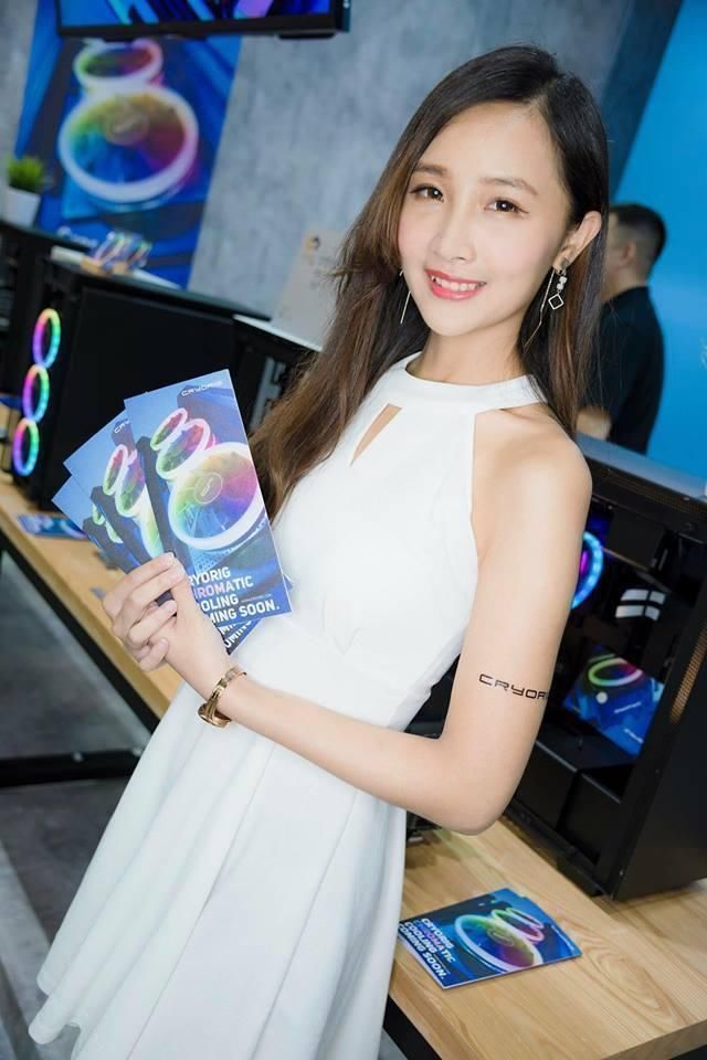 清纯系妹子俏丽马尾微笑超甜,让人就像毒瘾一般难以自拔