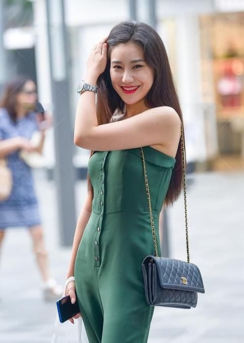 连体装穿搭的小姐姐，性感时尚，太有魅力了！