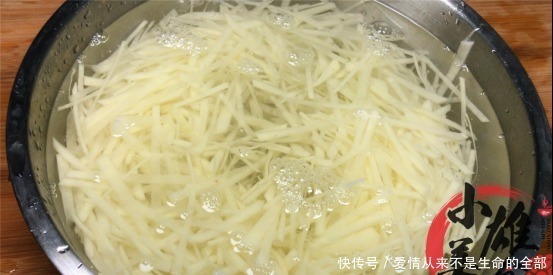 土豆丝|炒土豆丝时,有人泡水有人焯水一直都错了,这才是正确做法