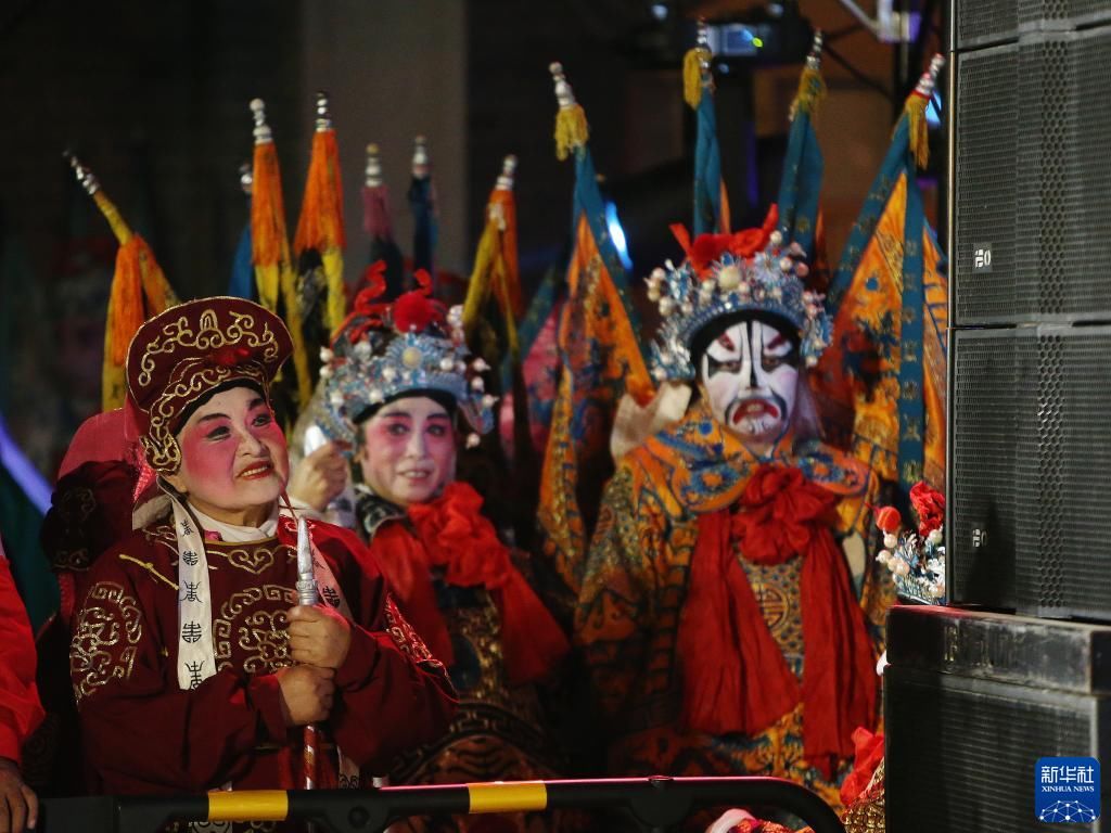 大南坡村@台上唱戏曲 台下发唱片