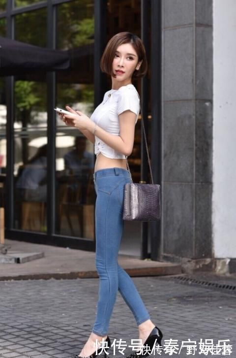 紧身|时尚辣妈豁得出去,穿搭紧身牛仔裤实力抢镜,气质力压年轻女孩