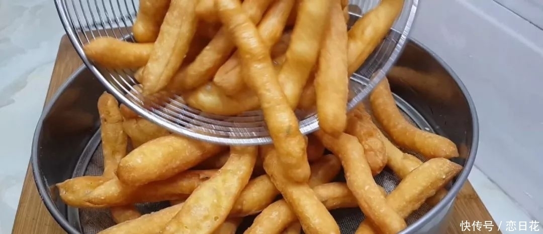 面粉一斤,鸡蛋两个,筷子搅拌一下,教你做创意小油条,比麻花好吃