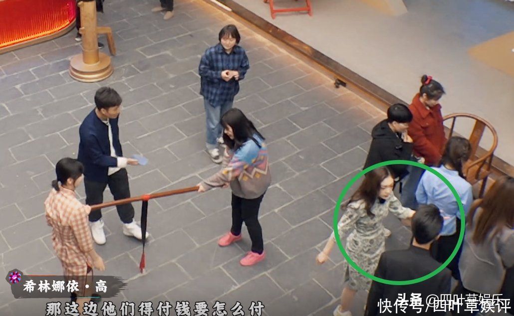 秦霄贤担任代理馆长，首日经营忙中有错，不敢指挥硬糖少女是硬伤