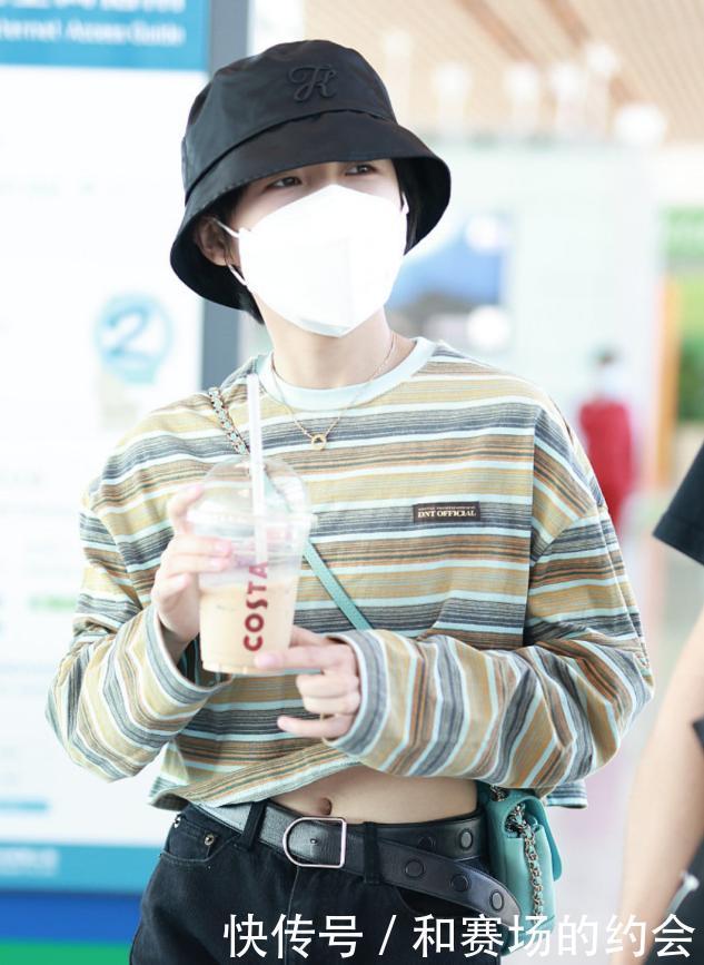 腿短偏胖的女人,穿衣别再塞衣角了,学会这2个技巧,醒目又出彩