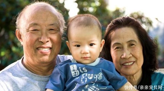 双胞胎女儿|双胞胎女儿一个自己城里带，一个乡下奶奶带，4年后母亲悔不当初