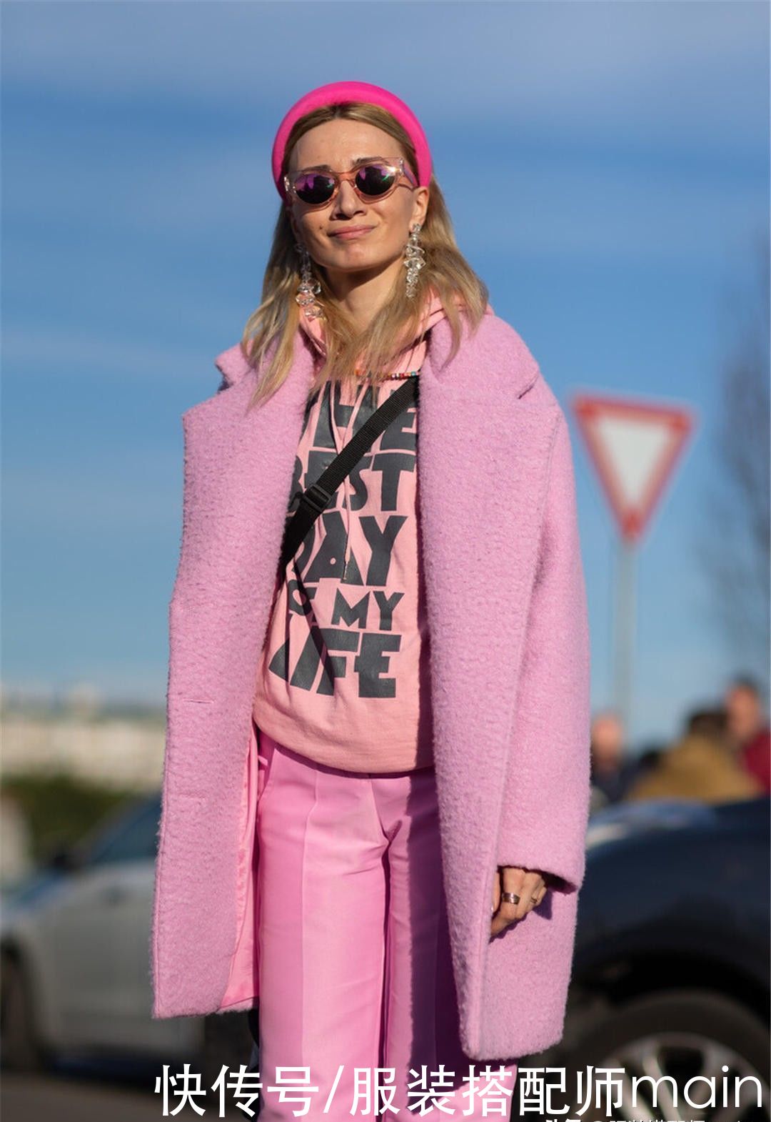 “大衣+连帽卫衣”才是今冬的王炸组合，高级又时髦，谁穿谁好看