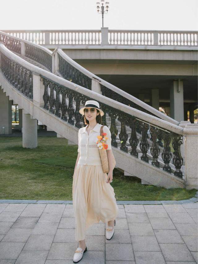 针织衫|梨形身材和微胖女孩最关心的搭配来了，针织衫配半身裙，显瘦显高