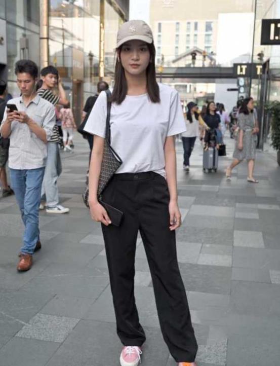 街拍:身材高挑的小姐姐,皮肤白晰,让人羡慕不已