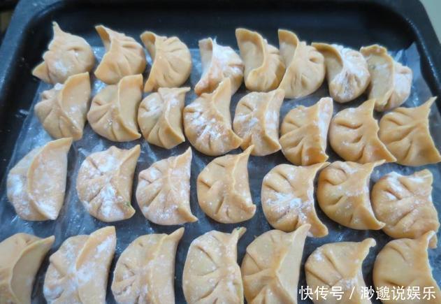 包好饺子,直接冻冰箱就错了!教你2个方法,放半年不开裂不粘连
