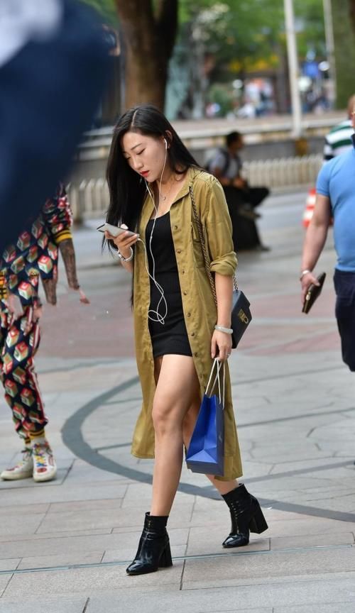 街拍：穿着简单时尚的微胖美女，笑得很开心啊，颜值也还可以