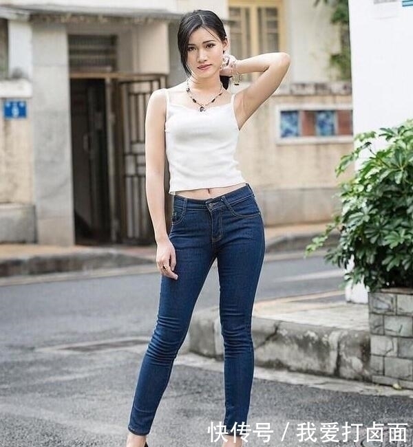 紧身牛仔裤|身材紧致的牛仔裤美女,充满青春活力,气场十足