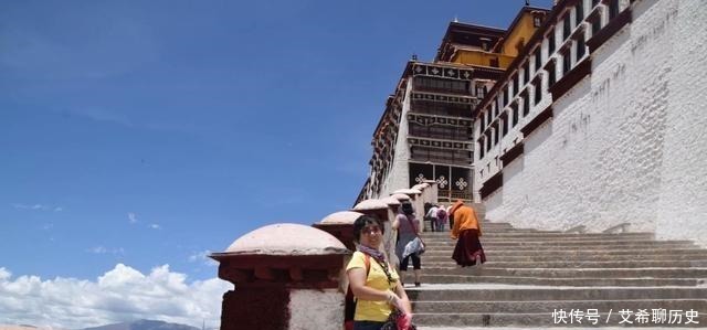 马布里山上著名的宫堡建筑群是藏族古建筑艺术精华