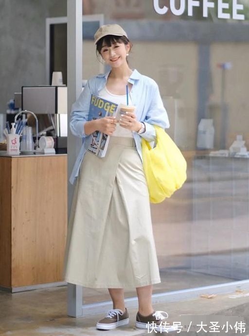 美女|美女街拍:白色背心搭配轻薄的蓝色衬衫外套,显得更加的靓丽