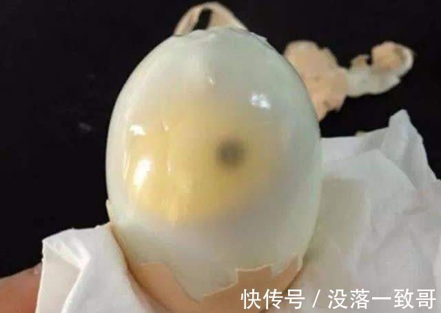 鸡蛋|煮熟的鸡蛋上带有一个“小黑点”，能吃吗？弄清黑点在哪里最关键
