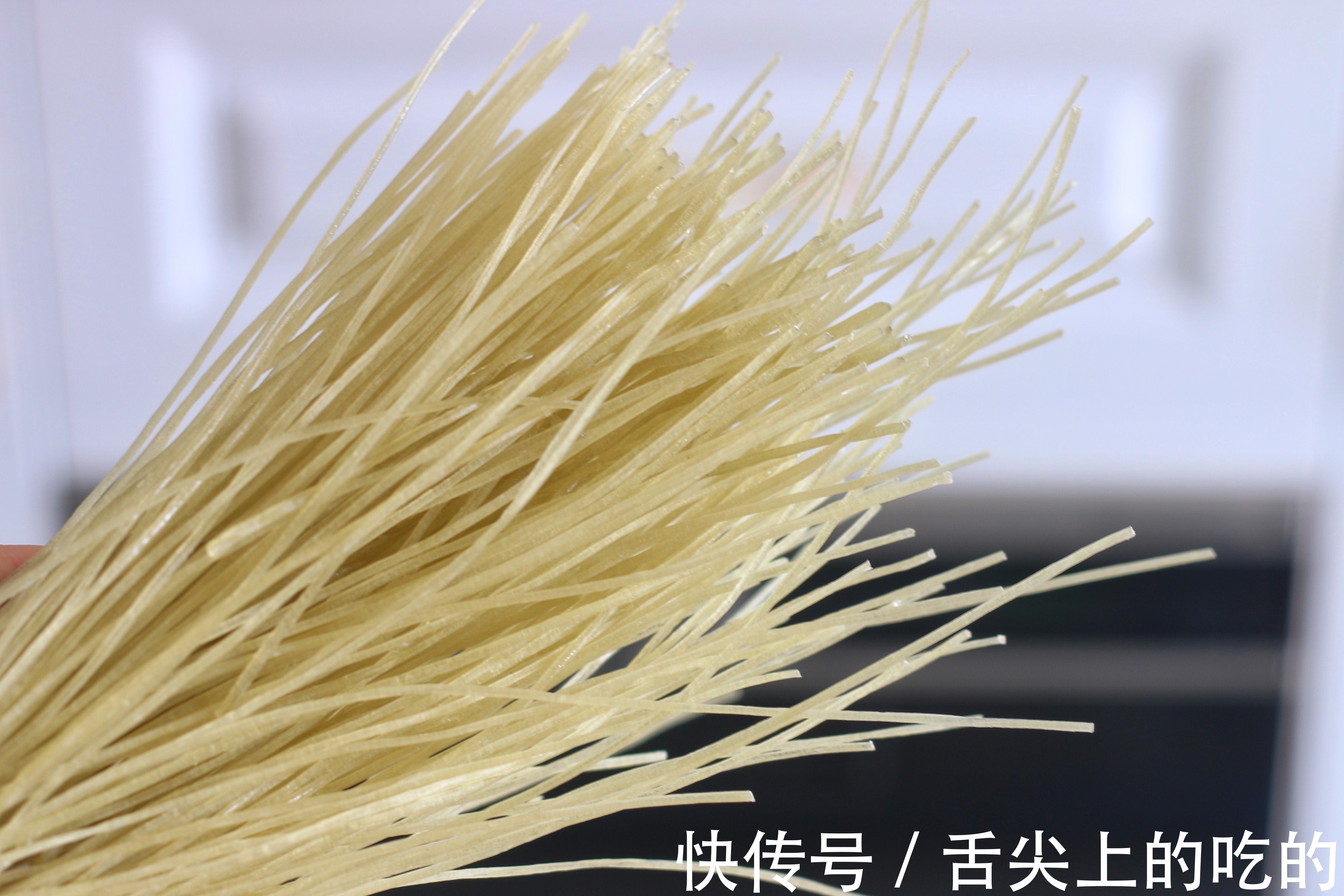 做肉末炒粉条，记住两个关键点，不管放多久，粉条都不粘不坨