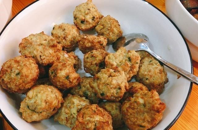 舅舅80大寿，媳妇做了12个菜，晒到朋友圈火了，网友：不比饭店差