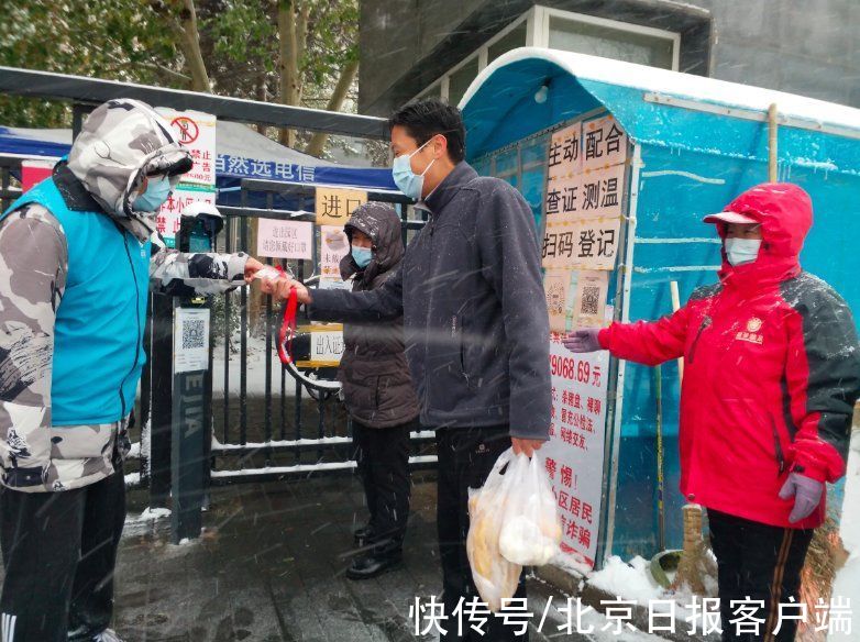 社工|坚守！北京这个社区有37户隔离家庭，社工一天换7次防护服