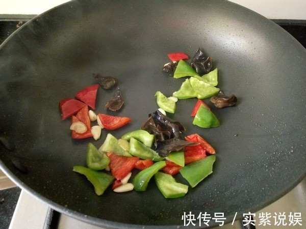 家常豆腐|豆腐此做法比肉都好吃,外酥里嫩,两块钱一大盘,全家抢着吃