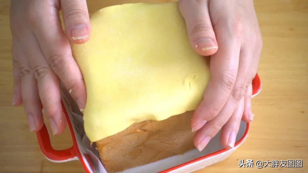 天冷了，煮个酥皮面包汤喝，喝完汤，吃浸满奶油汤汁的面包，满足