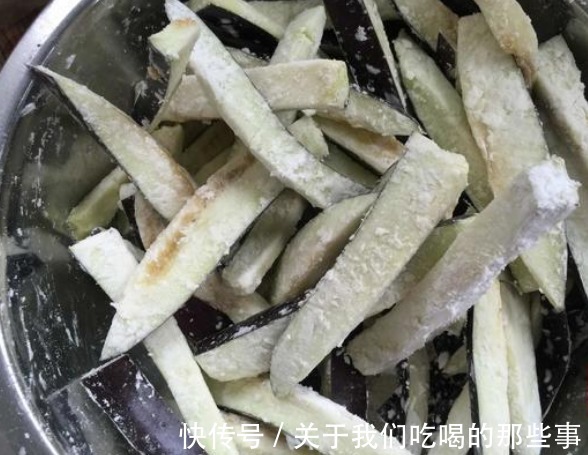 红辣椒|做风味茄子,大厨教你一招,茄子不发黑不吸油,酸甜酥脆,还入味