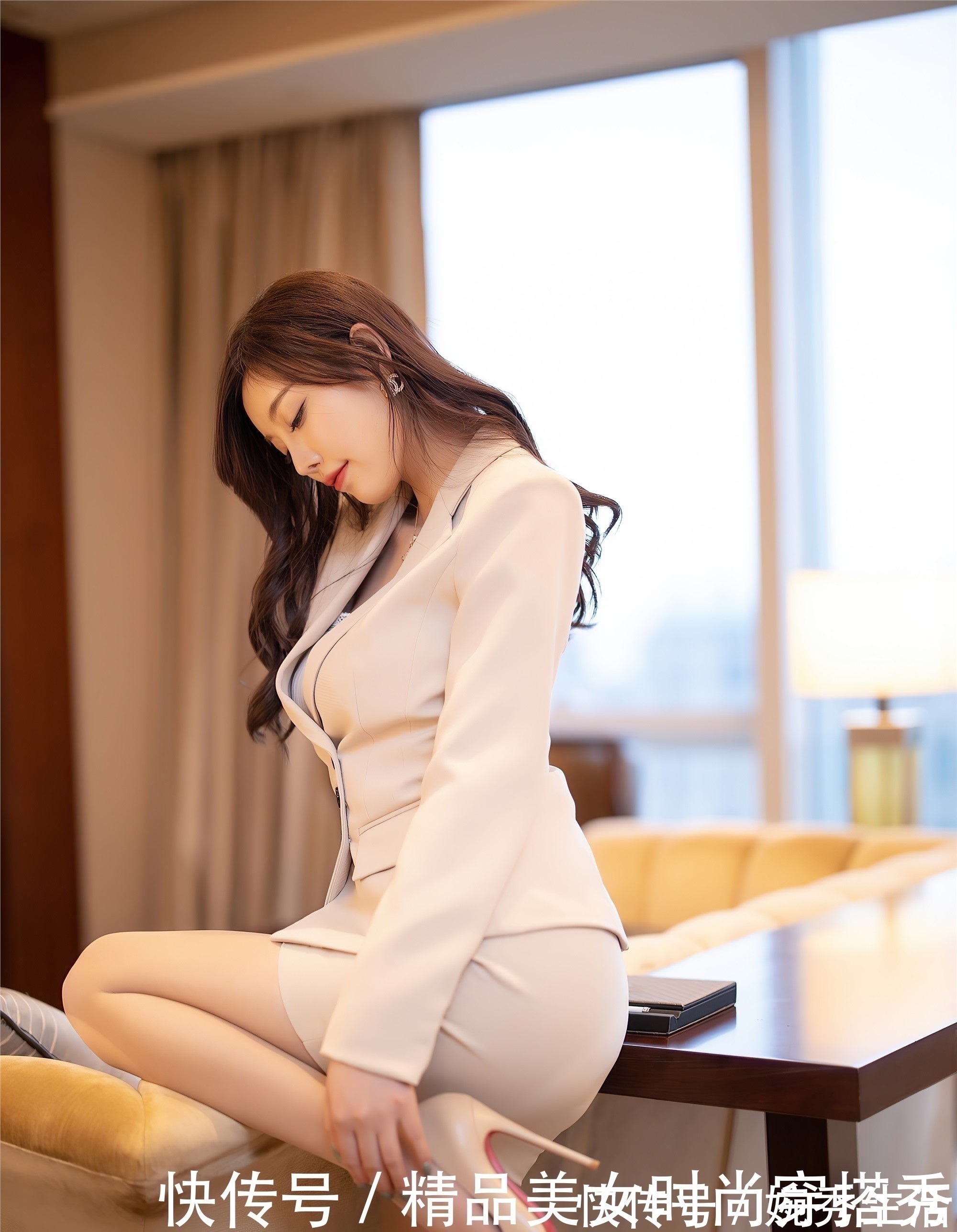 西装套装 适合职场女性的西装套装,优雅又充满女人味,上班逛街都非常合适