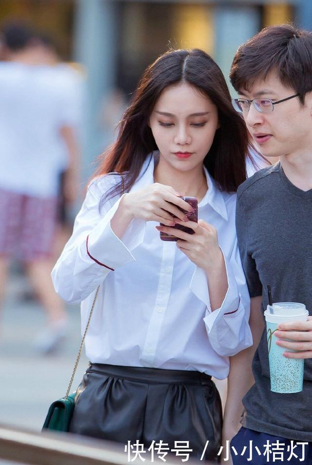 纯白色衬衫搭配黑色小短裤,时尚甜美,美丽动人