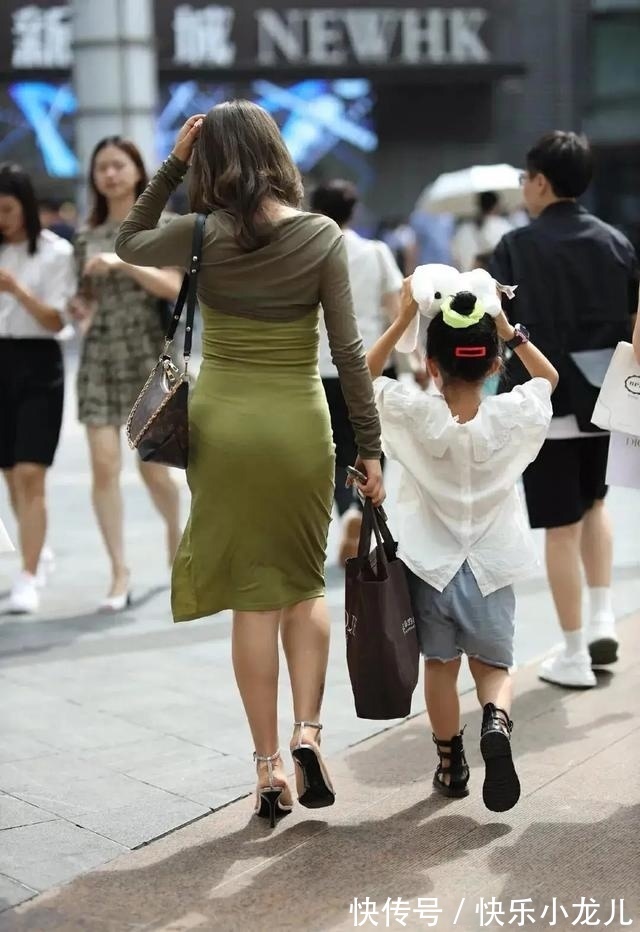 小衫 草绿色的修身连衣裙外搭深绿色的短款小衫,尽显曼妙的身姿