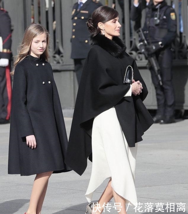 baby还让不让人活?穿露脐装秀“括号腰”,生图下腰比头都细!