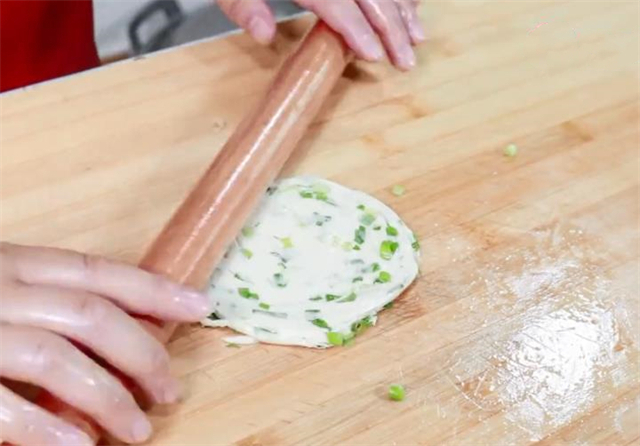 油饼|饺子皮别只会包饺子,试试这种做法,层层松软,出锅后比饺子还香