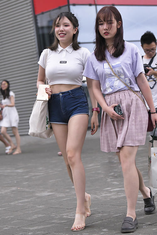 活力|街拍小姐姐完美驾驭“POLO衫”,活力满满,甜美可爱超吸睛