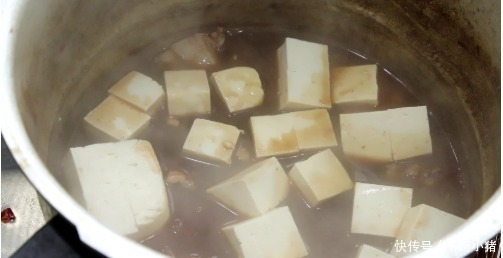 豆腐不要红烧了,教你一道东北压锅豆腐,10分钟出锅,简单又好吃
