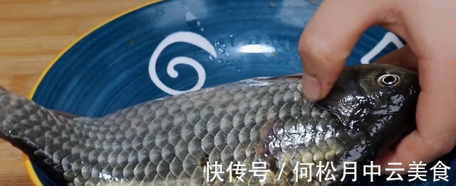 今天才知道,去鱼鳞原来这么简单,只需一个塑料袋,干净不乱飞!