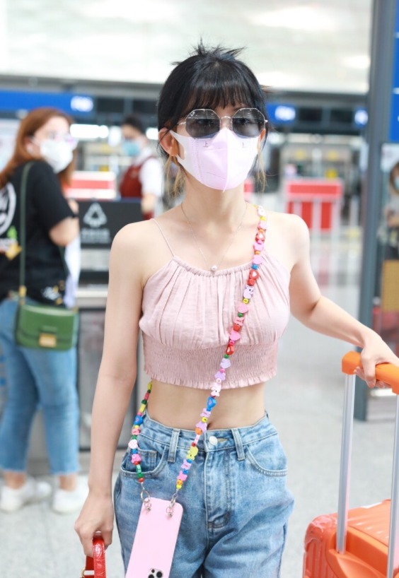 赖美云|赖美云身材比例出众，穿短款吊带搭配牛仔裤，细腰长腿抢眼又抢镜