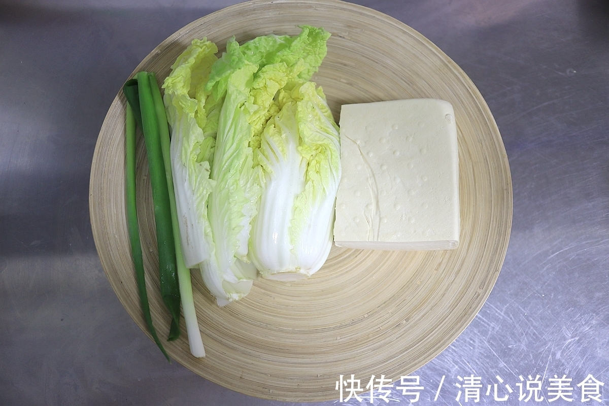 鲜香四溢的娃娃菜炖豆腐，制作简单，营养均衡！