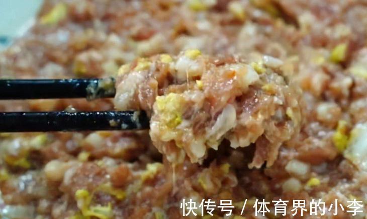 调肉馅时,500克肉放多少水?分享正确做法,饺子饱满多汁不干柴
