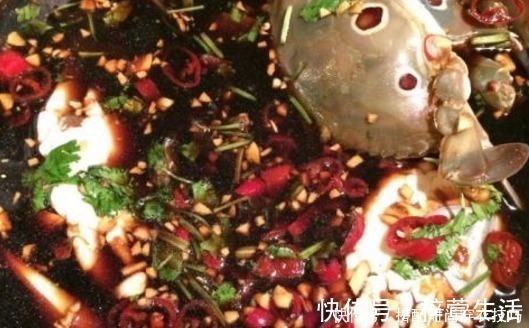 清蒸|螃蟹别在清蒸来吃了,教你一个螃蟹新做法,味道鲜美营养丰富