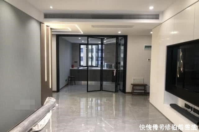 厨房|客厅和厨房之间不流行装推拉门了，他家门洞3米，装这种才叫好看！