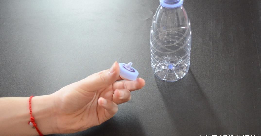 塑料瓶别再扔了, 改造一下, 秒变清洁神器, 解决了家家户户的难题