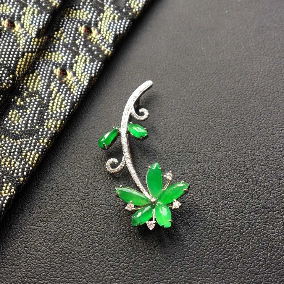 伟德bv1946官网-苹果AI硬件蓝图首曝光：库克宣布进军AI终端 无屏眼镜、智能胸针率先落地