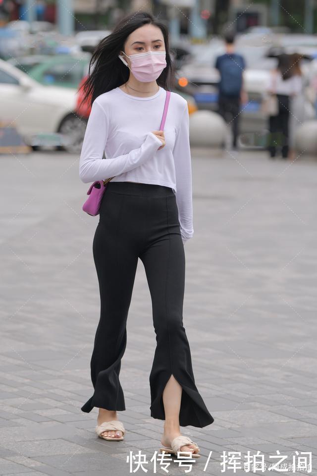 白色上衣搭配黑色长裤，时尚又好看，简单款式也有不一样的美