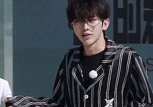 奔跑吧其他成员都穿家居服走秀,唯独baby盛装打扮,节目组过分了