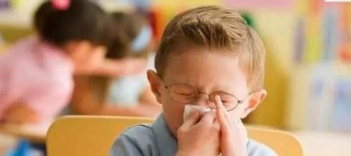 饮料|5岁男孩每天一杯牛奶,1月后被送进医院,医生:胃里全是“纸”