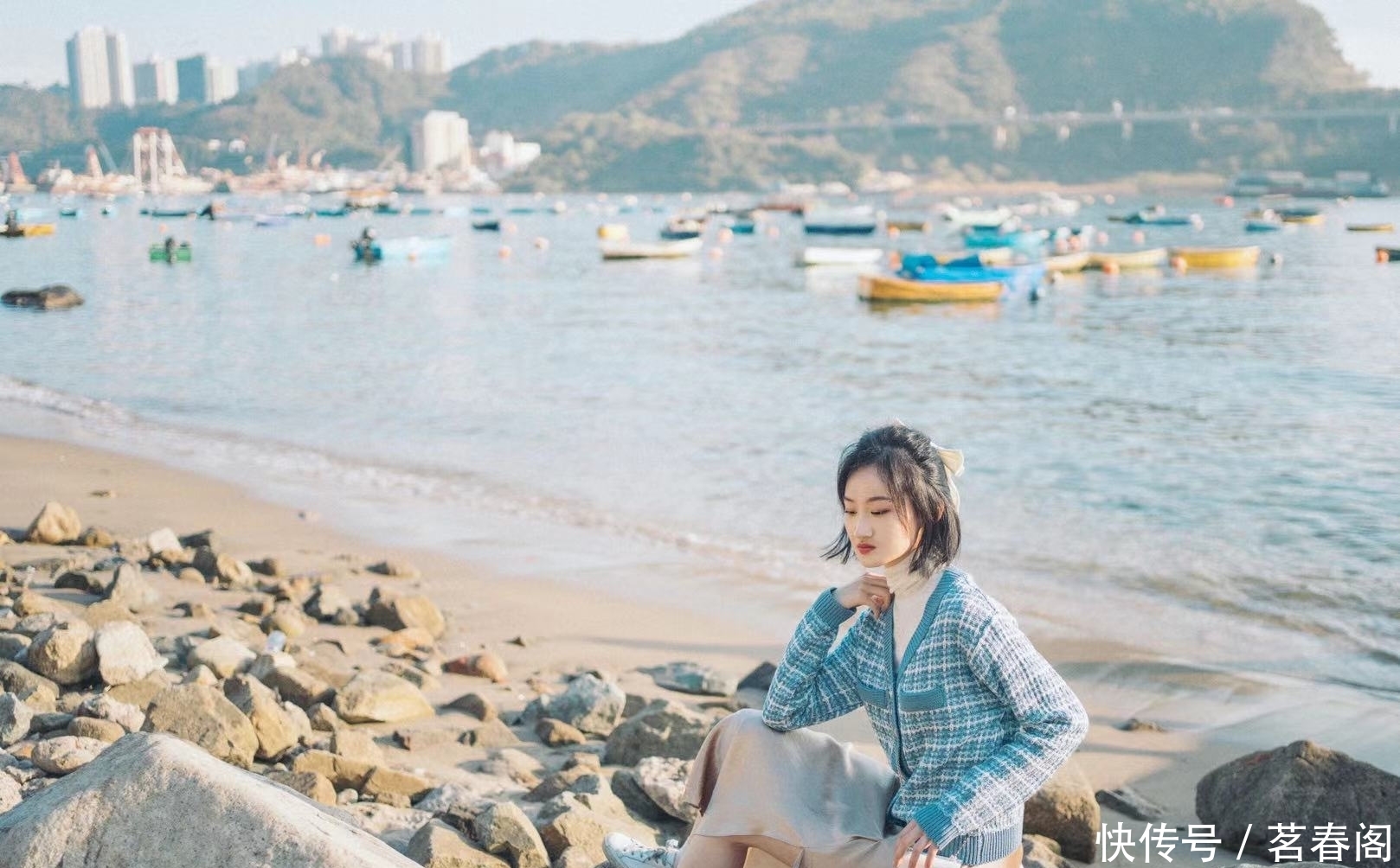 春天穿蓝色针织衫+半裙，很有日系风格