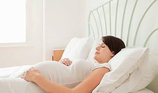 孕期平躺睡易导致胎儿缺氧、发育缓慢，睡姿不对，伤害胎儿健康