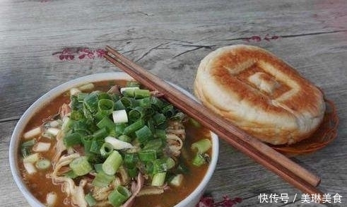 摆摊|老板路边摆摊,一碗5元遭哄抢,每天卖出上千碗,城里已买3套房