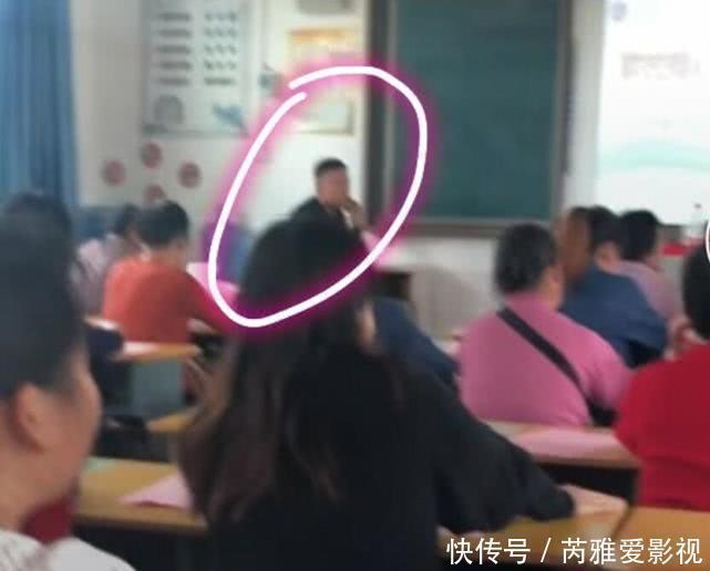 家长会|初中生开家长会,一位家长坐下后心情复杂,网友:这VIP位置